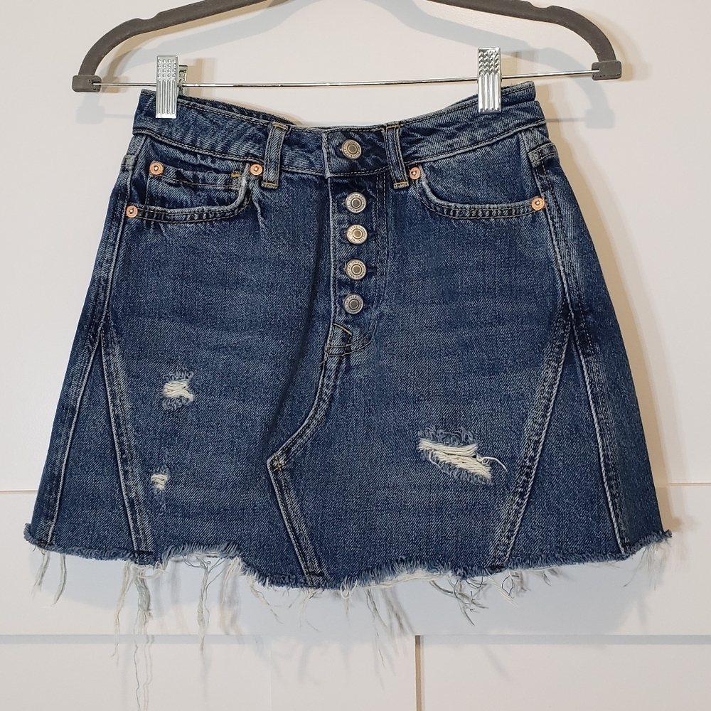WE THE FREE Denim Blue Jean Mini Skirt Distressed Button Down Pockets Si…